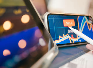 Händler, der Bitcoin-, Ethereum- und Forex-Optionen über mehrere Märkte hinweg analysiert